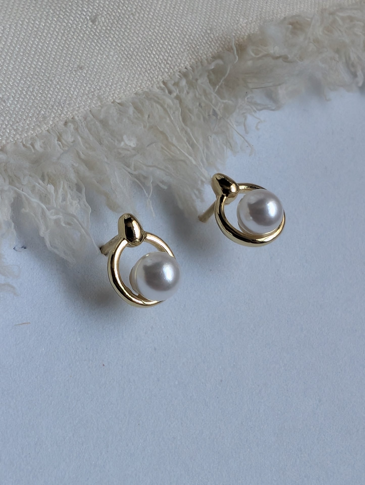 Dainty Pearl Round Stud