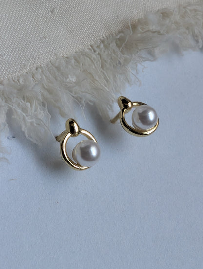 Dainty Pearl Round Stud