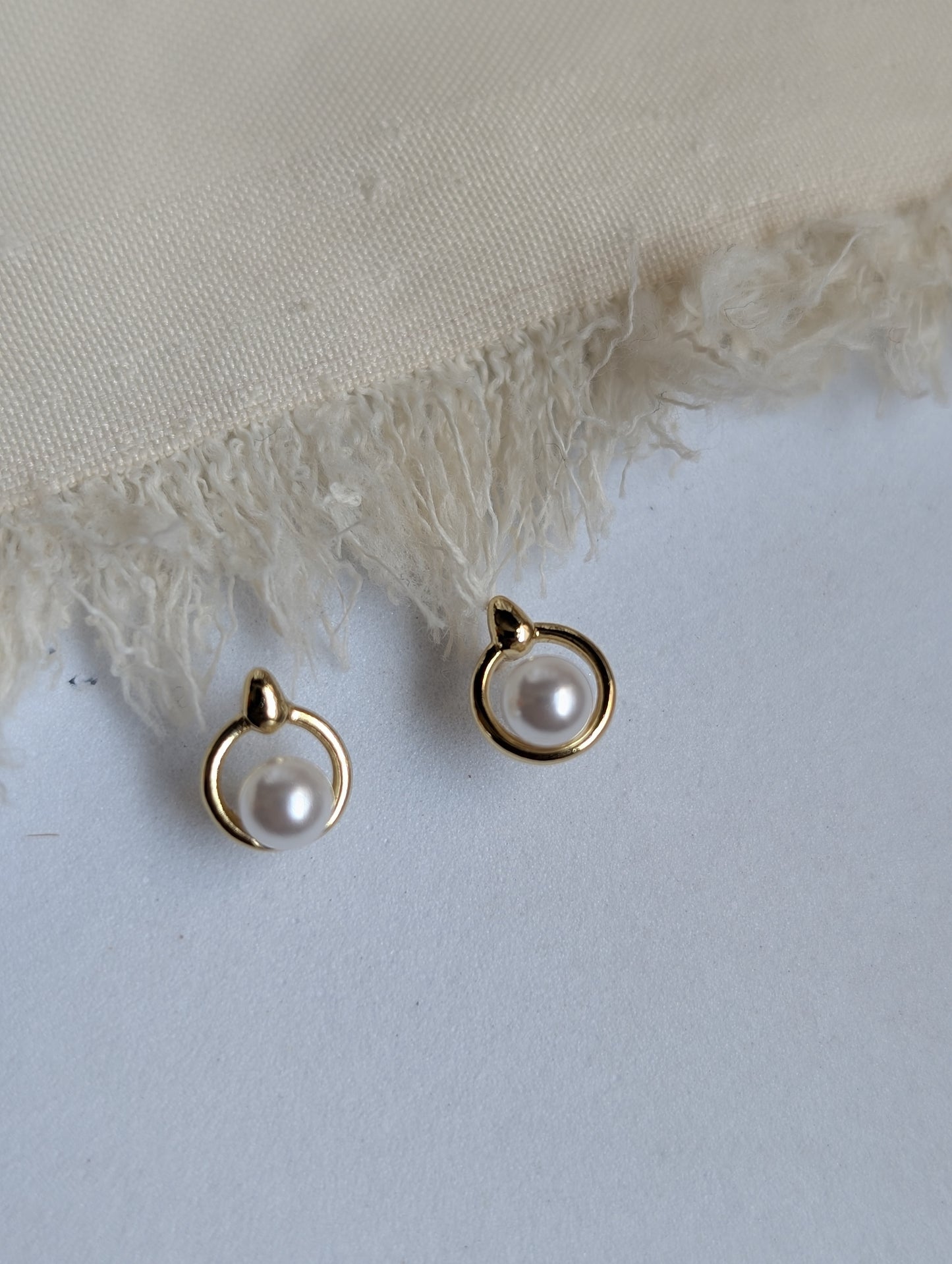 Dainty Pearl Round Stud