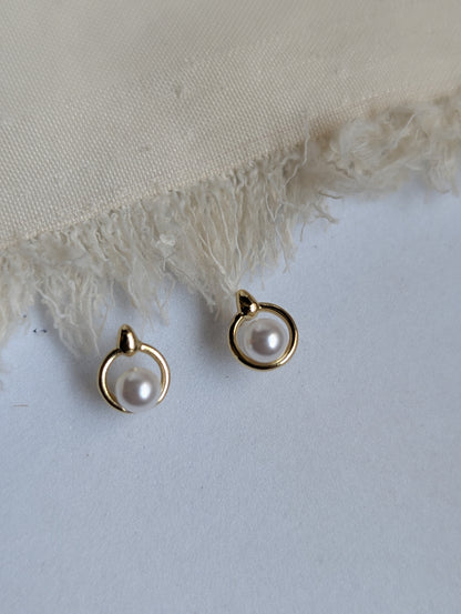 Dainty Pearl Round Stud