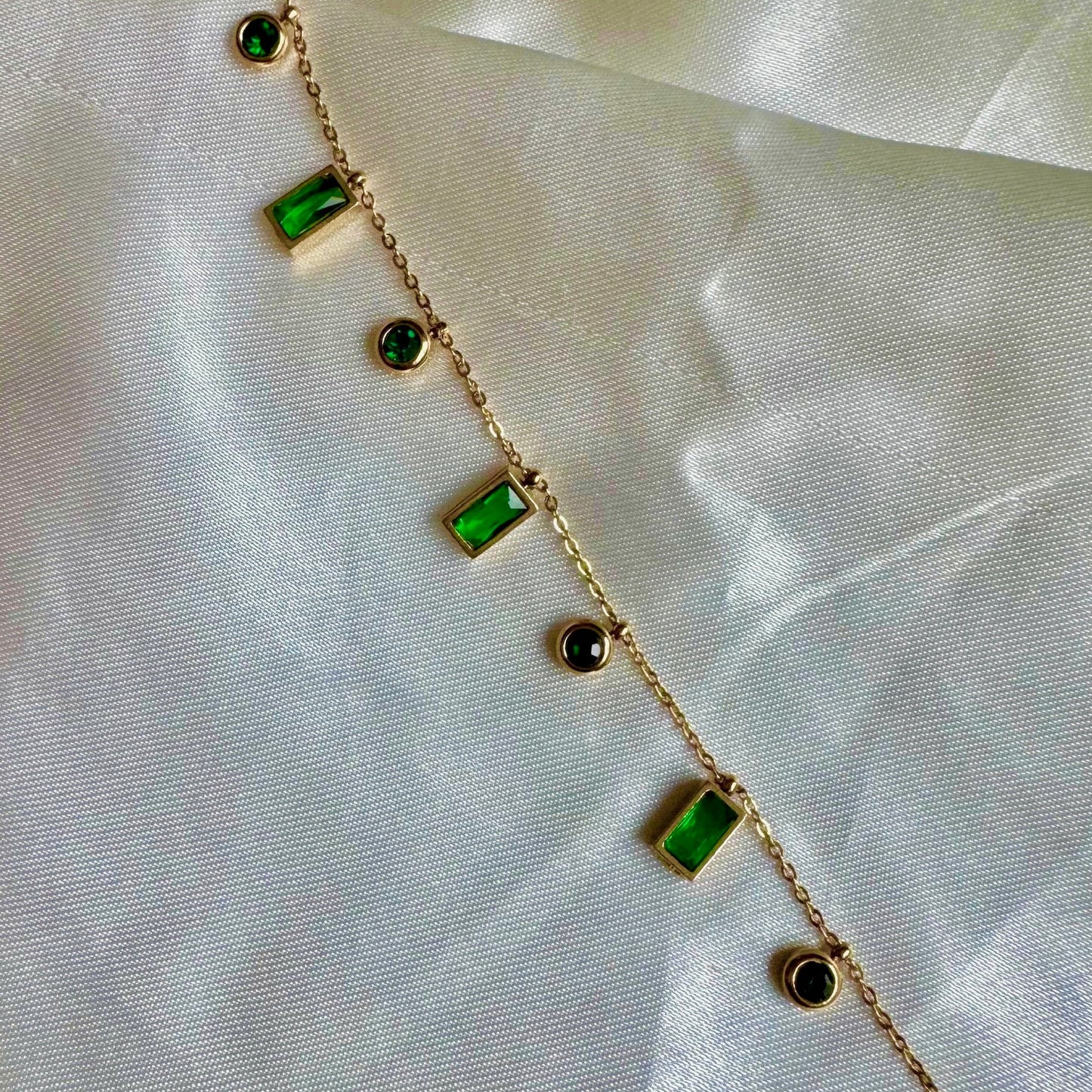 Emerald Rec Round Bracelet