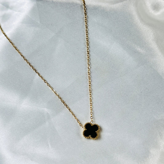 Clover chain B&W