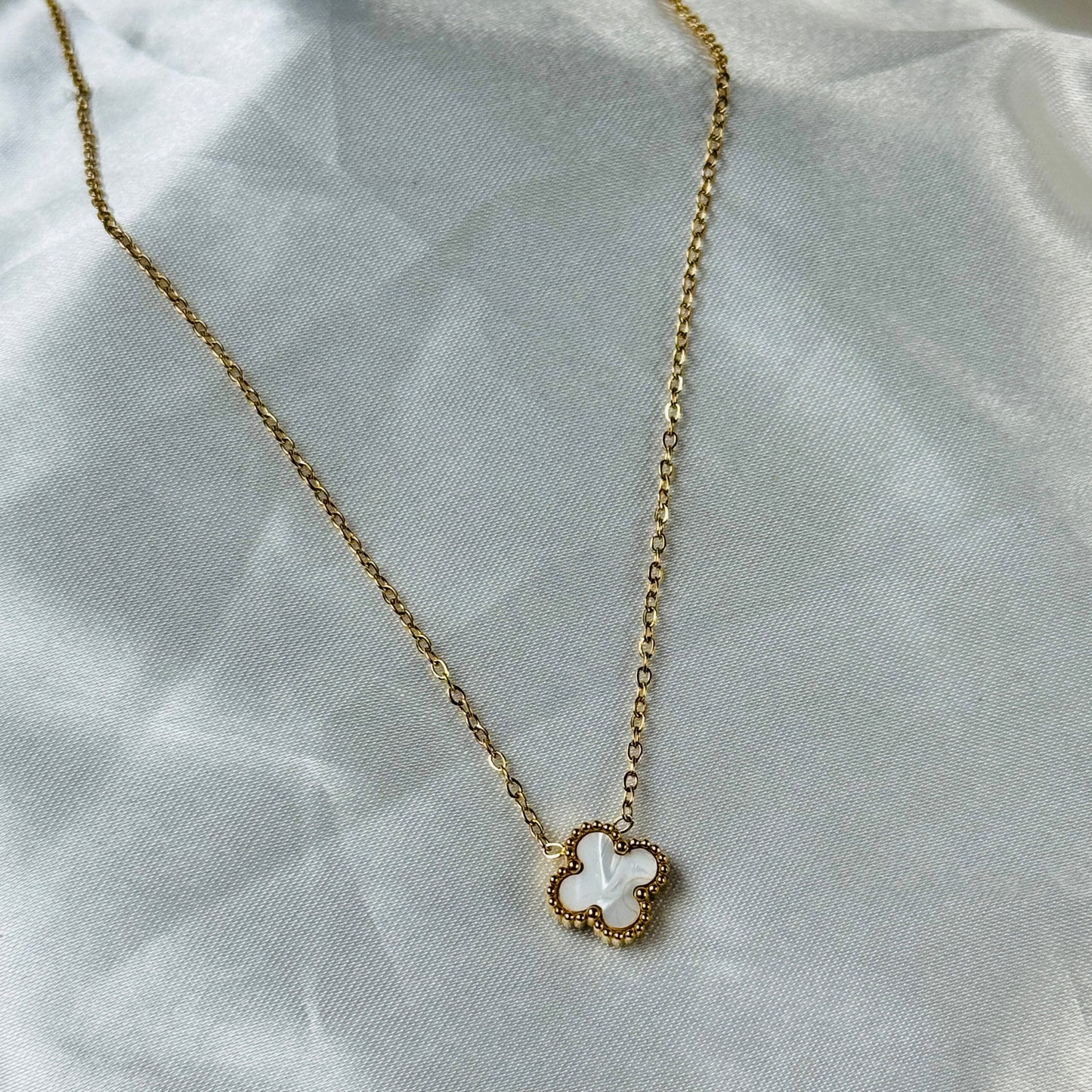 Clover chain B&W