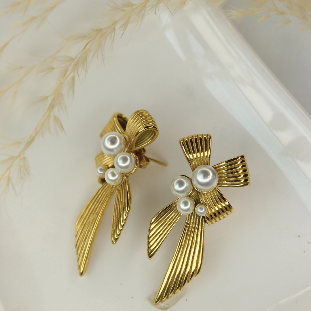 Pearl flower earring