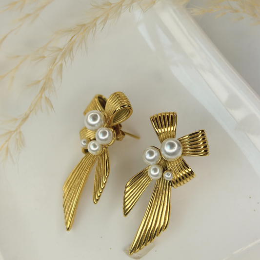 Pearl flower earring